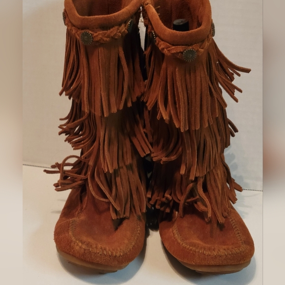 Minnetonka kids 3 layer Fringe Boot - Picture 7 of 15